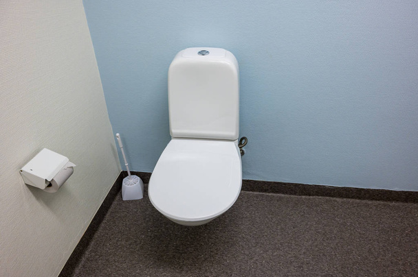 inodoro en un baño público en Suecia
 - Foto, Imagen