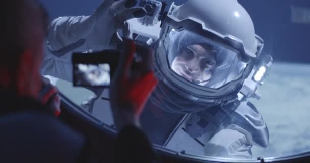 Αστροναύτης κινηματογραφεί διαστημικό κινούμενο πλήρωμα - Πλάνα, βίντεο