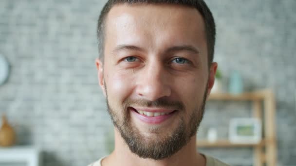 Close-up portrait of a good-looking bearded business man smiling indoors - Filmagem, Vídeo