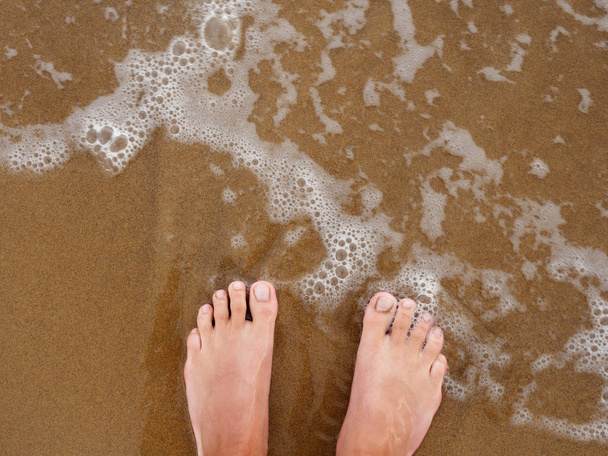 γυμνά πόδια στην άμμο στην παραλία - Φωτογραφία, εικόνα