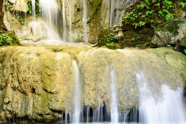 Величезна кругла скеля і тихий ставок у вологому лісі біля водоспаду Так-Вой, Тан-хоа - Фото, зображення