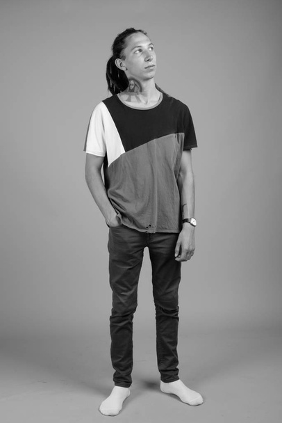 Giovane uomo con dreadlocks in bianco e nero
 - Foto, immagini