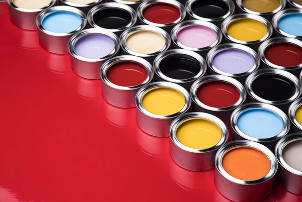 Група олов'яних металевих банок з кольоровою фарбою
 - Фото, зображення