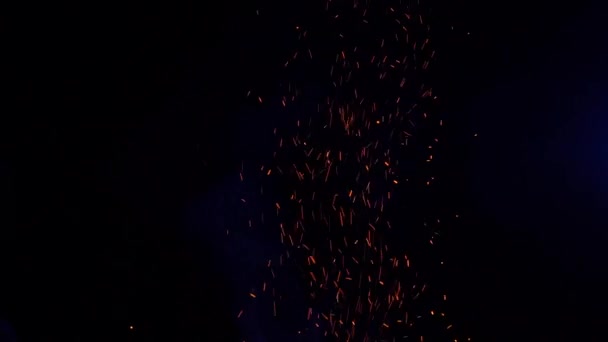 Ateşin kıvılcımları gece ay ışığında uçuşuyor 100 Fps Slow Motion - Video, Çekim