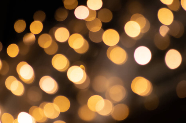 Fondo bokeh dorado brillante para celebraciones festivas como Navidad, silvestre y una feliz fiesta de año nuevo, así como elegantes tarjetas de invitación para celebrar con lluvia de brillo e invitados nobles juntos - Foto, Imagen