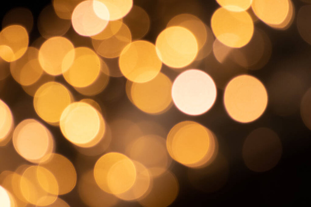 Glänzend goldener Bokeh-Hintergrund für festliche Feiern wie Weihnachten, Silvester und eine fröhliche Neujahrsparty sowie elegante Einladungskarten zum Feiern mit Glitzerregen und edlen Gästen - Foto, Bild