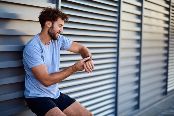 Sportsman making pause during exercising in urban area. - Fotoğraf, Görsel