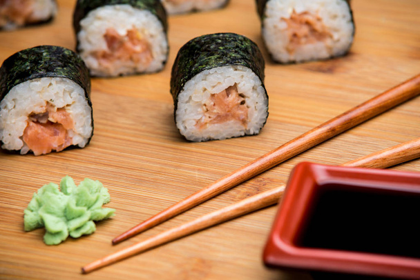 Sushi japonês tradicional com salmão fresco
. - Foto, Imagem