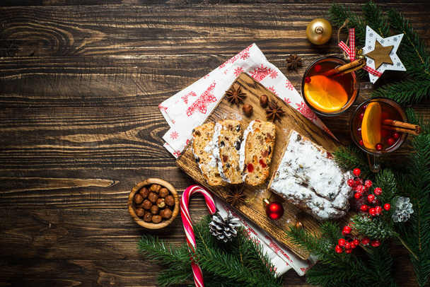 Stollen tradycyjne Boże Narodzenie ftuitcake z suszonych owoców i orzechów - Zdjęcie, obraz
