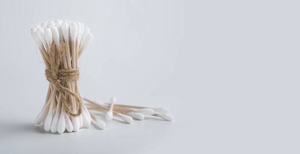 Bastoncini di cotone bambù su sfondo bianco, panorama
 - Foto, immagini