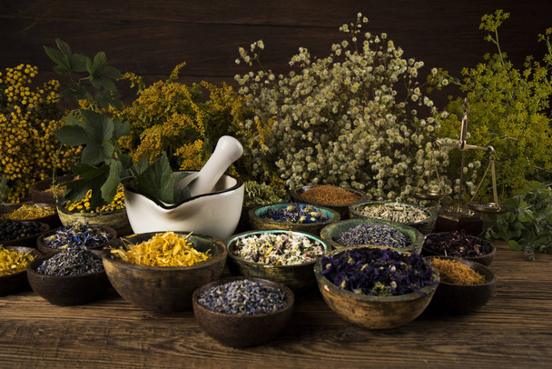Гомеопатия, травяная медицина на деревянном столе - Фото, изображение