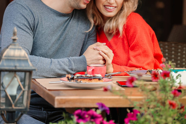 Šťastný mladý pár na romantické rande v kavárně - Fotografie, Obrázek
