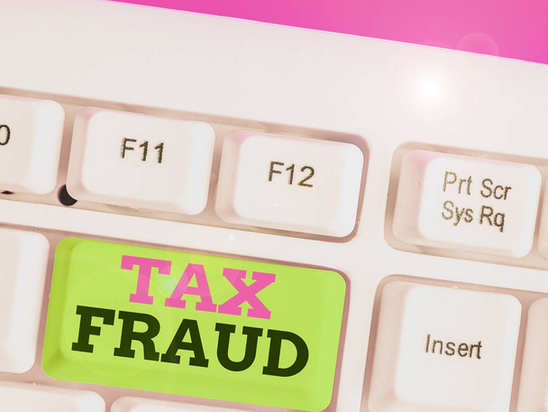 Textschild mit Steuerbetrug. Konzeptfoto beinhaltet Betrug bei der Steuererklärung, um der Zahlung zu entgehen. - Foto, Bild
