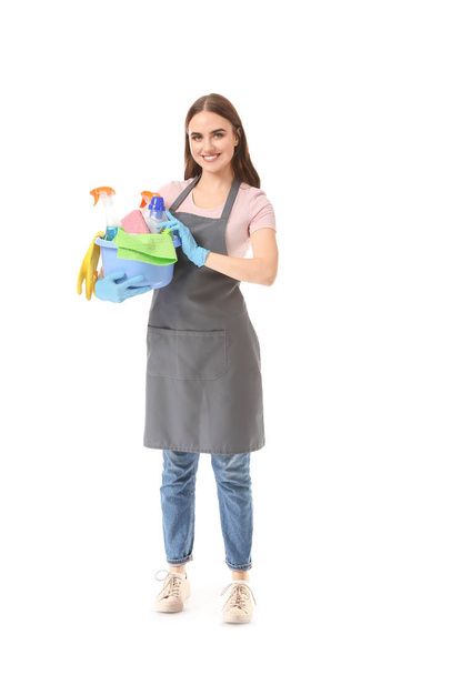 Nainen talonmies siivoustarvikkeet valkoisella taustalla
 - Valokuva, kuva
