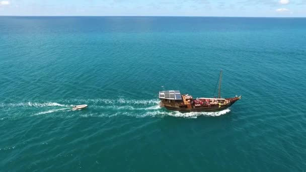 Zeilboot met zonnepanelen in zee. Toerisme en Reisconcept. Hernieuwbare energiebronnen. - Video