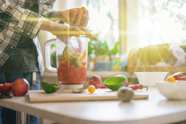 cortar frutas e legumes para colocá-los no liquidificador para fazer a mistura de smoothie
 - Foto, Imagem