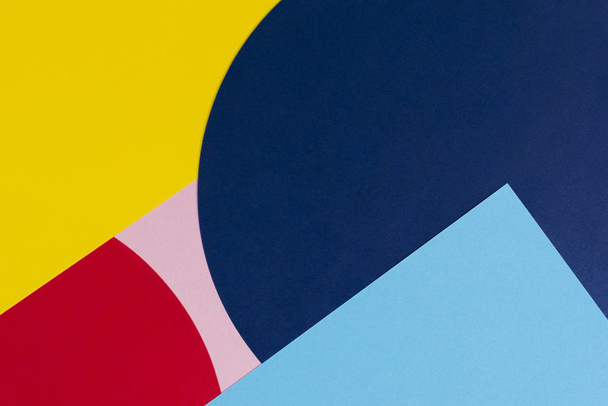 Textura fondo de papeles de moda en estilo de geometría memphis. Colores amarillo, azul, azul claro, rojo y rosa pastel. Vista superior, plano
 - Foto, imagen