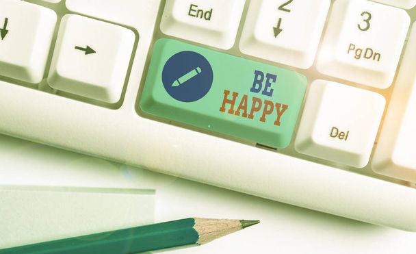 Schreibnotiz, die zeigt, glücklich zu sein. Business-Foto präsentiert zu leben jeden Moment als die letzte Liebe dein Leben Arbeit Familie. - Foto, Bild