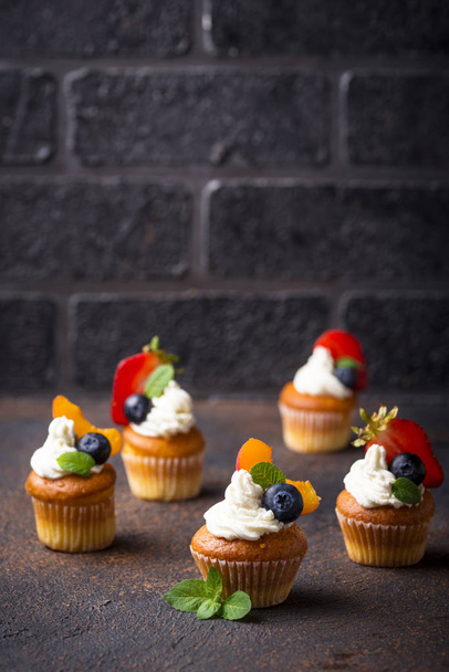 Cupcakes mit Sahne und Beeren - Foto, Bild