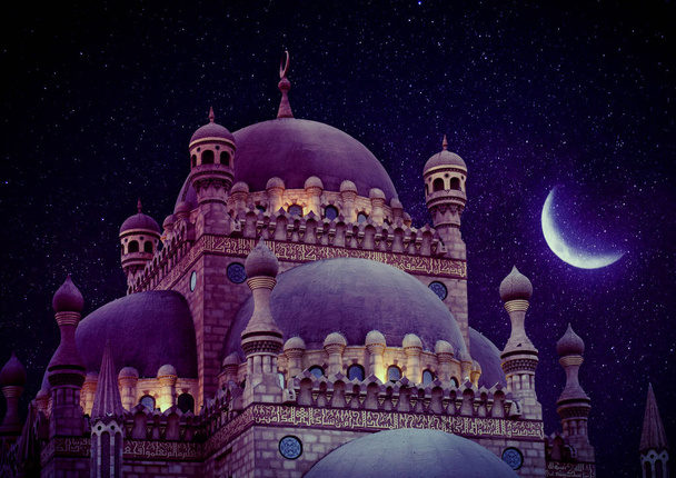 Der islamische Hintergrund mit der Al-Sahaba-Moschee in Sharm el Sheikh vor Ramadan-Abendhimmel und Mondsichel. Fragment - Foto, Bild