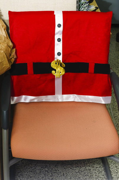 Sillas de oficina con decoración navideña de Santa Claus en colores tradicionales rojo negro y blanco
 - Foto, Imagen