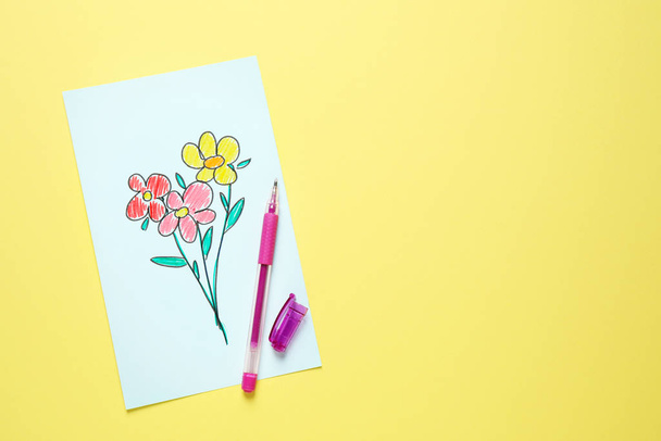 Top view of greeting card with drawn flowers and pen on yellow b - Foto, afbeelding