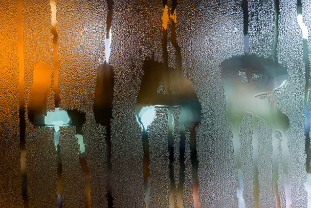 la palabra mentiroso escrito en la noche vidrio ventana húmeda primer plano con fondo bokeh
 - Foto, Imagen