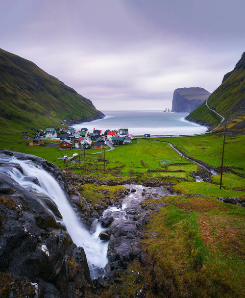 Водоспад і село Тйорнувік на Фарерських островах - Фото, зображення
