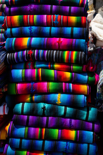 typische guatemaltekische Stoffe, übereinander gestapelte bunte handgefertigte Stoffe - antigua guatemala - Foto, Bild