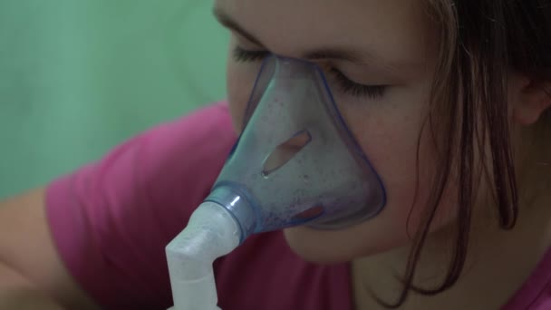 Teenage girl vdechuje kyslíkovou masku. Inhalace dýchacího ústrojí. Inhalátor masky. - Záběry, video