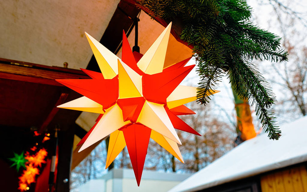 Decoración de linterna estrella en el mercado de Navidad Charlottenburg Palace Winter Berlin reflex
 - Foto, Imagen