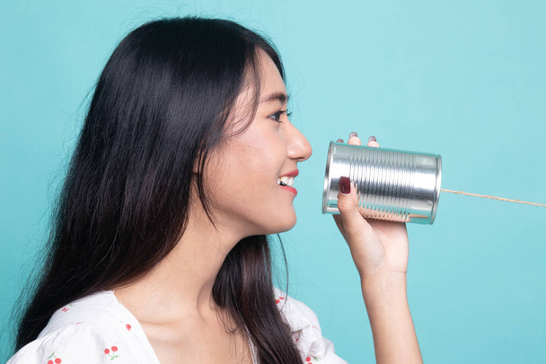 Jovem mulher asiática com lata pode telefone
 . - Foto, Imagem