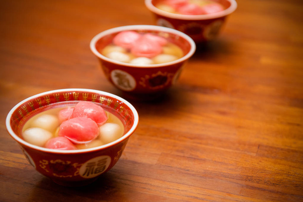 Tangyuan of tang yuan (Chinese honingsoep) is een Chinees dessert gemaakt van lijmrijst.  - Foto, afbeelding