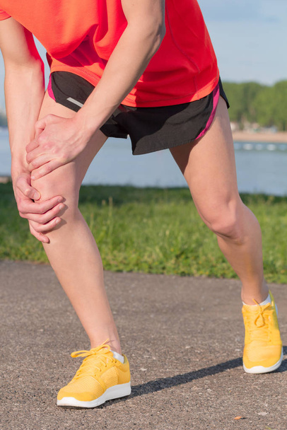 Jogging τραυματισμό κατά τη διάρκεια της άσκησης στη φύση / σε εξωτερικούς χώρους. - Φωτογραφία, εικόνα