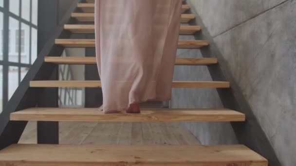 Чувственная девушка снимает одежду в замедленной съемке. Вид сзади симпатичной женщины в хиджабе
 - Кадры, видео