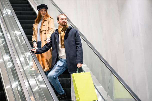 sale, consumerism and people concept. young caucasian couple enjoy shopping together - Foto, imagen