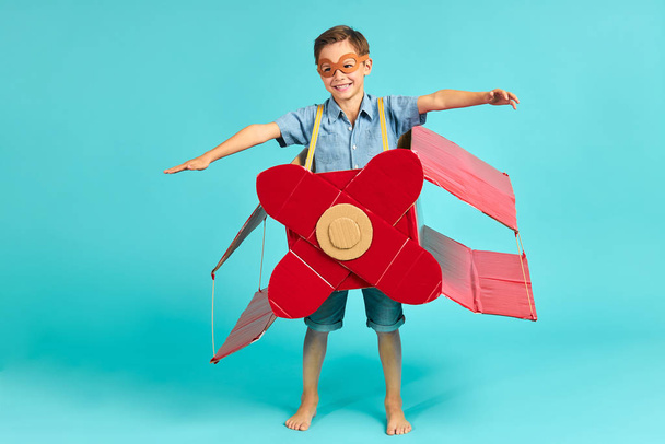 Boy dream to fly on airplane - Valokuva, kuva