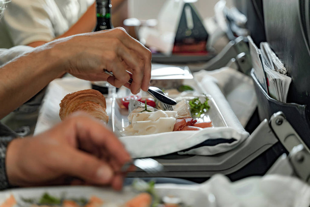Pareja está almorzando a bordo del avión
 - Foto, Imagen