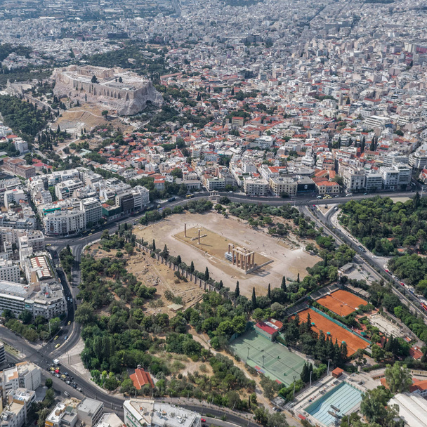 Zdjęcie lotnicze drona Akropolu Aten, Olimpion Zeus świątyni, ogród narodowy i muzeum - Zdjęcie, obraz