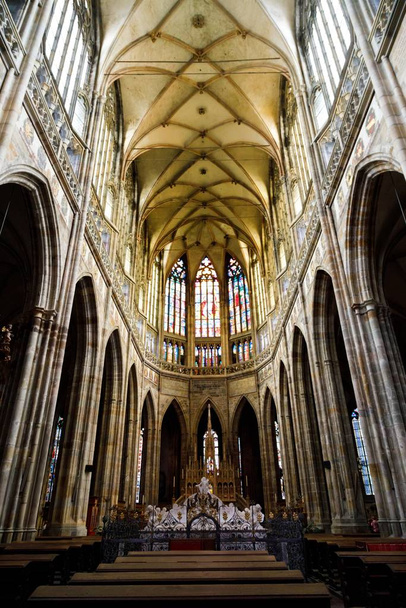 Vertical shot of St Vitus cathedral nave in Prague, Czech Republic - Foto, afbeelding