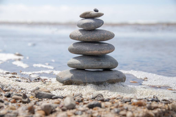 Uma bela foto de uma pilha de pedras na praia conceito de estabilidade de negócios
 - Foto, Imagem