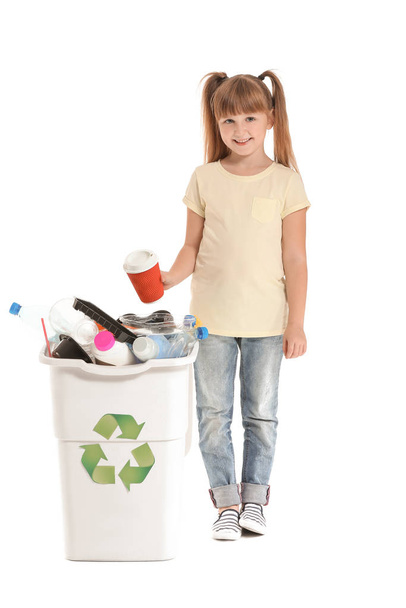 Bambina e contenitore con immondizia su sfondo bianco. Concetto di riciclaggio
 - Foto, immagini