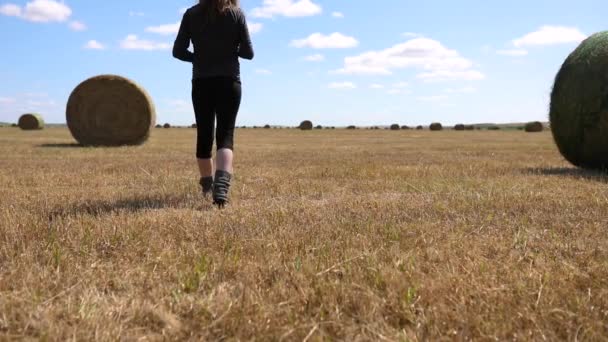 női fotós vidéki környezetben - Felvétel, videó