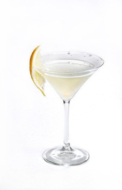 A vertical isolated shot of a glass of margarita with a lemon slice  - perfect for menu usage - Foto, afbeelding