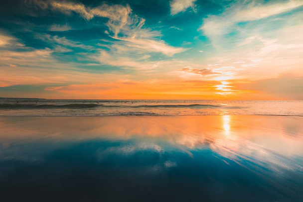 A breathtaking view of the reflection of the sun and the sky on the beach captured in Bali - Fotografie, Obrázek