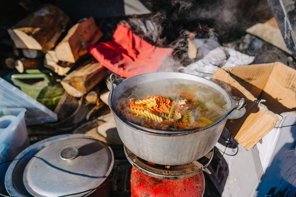 Sopa fervendo no queimador, cozinhar comida ao ar livre no jato de gás
 - Foto, Imagem