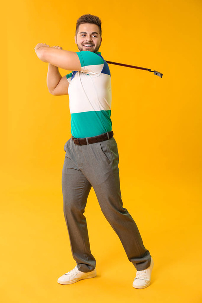 Handsome male golfer on color background - Valokuva, kuva