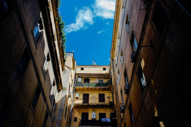 A low angle shot of a secret street corner with an old building under the clear sky - Foto, immagini