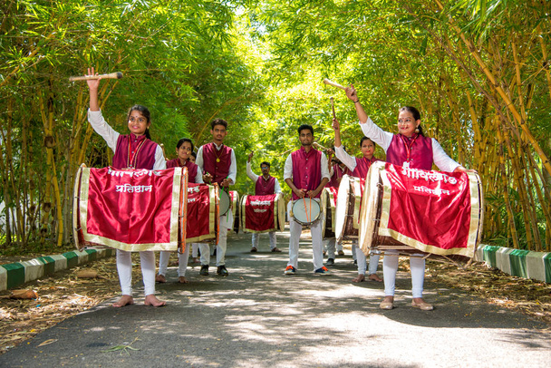 AMRAVATI, MAHARASHTRA, INDIA - SEPTEMBER 24: Unidentified group of young people celebrating Festival in park by playing drums with music. - Foto, imagen