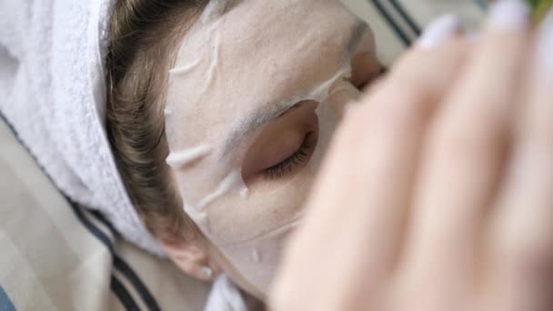 Skin care around female eyes with green cucumbers. Moisturizing anti-aging treatment - Filmati, video